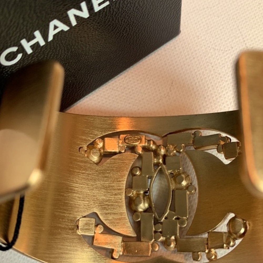 🦄 CHANEL Rare Pink Purple Jewel Stones Emerald Cut Gem Gold Bracelet Cuff CC💕 - Picture 6 of 16